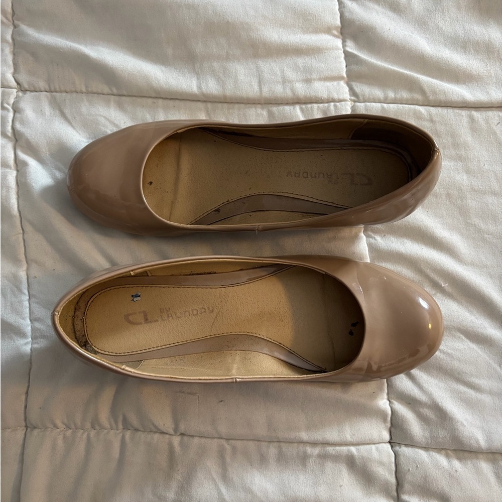CL by Laundry Tan Women's Flats